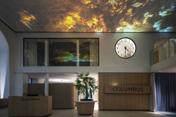 Blick in den neuen Empfangsraum mit Deckenprojektion