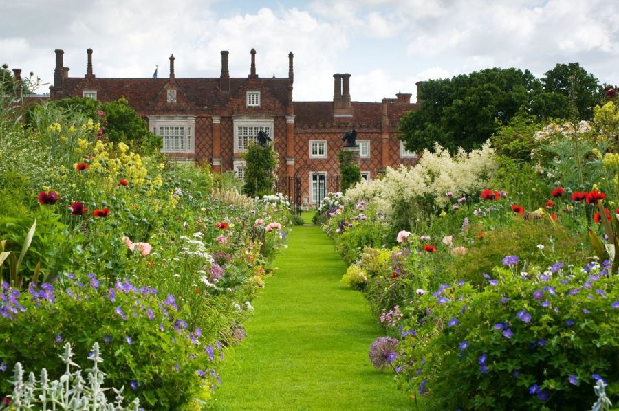 Natur_und_Gartenreisen_Helmingham_Hall_and_Gardens.jpg