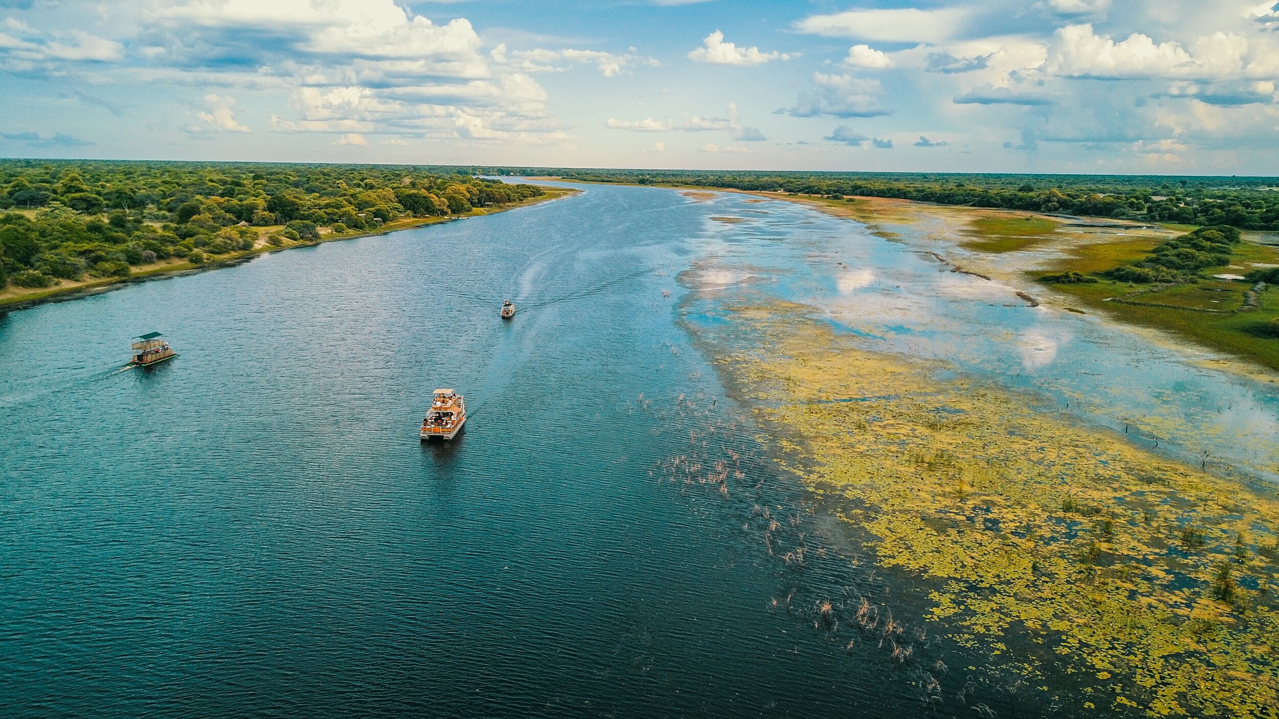 Bootsfahrt_im_Boteti_Fluss_-shutterstock_2697373823.jpg