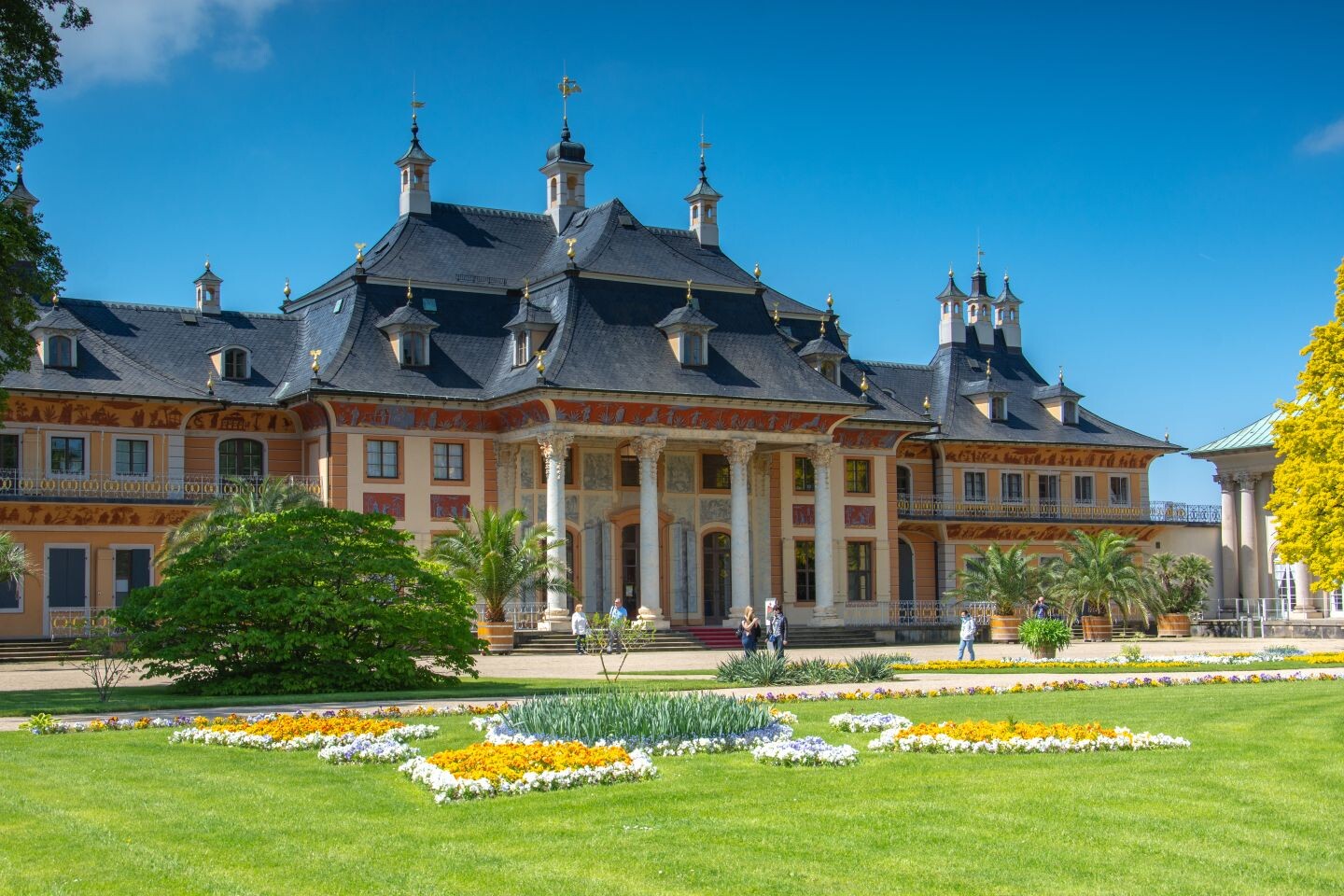 Schloss_Pillnitz_shutterstock_1423916189.jpg