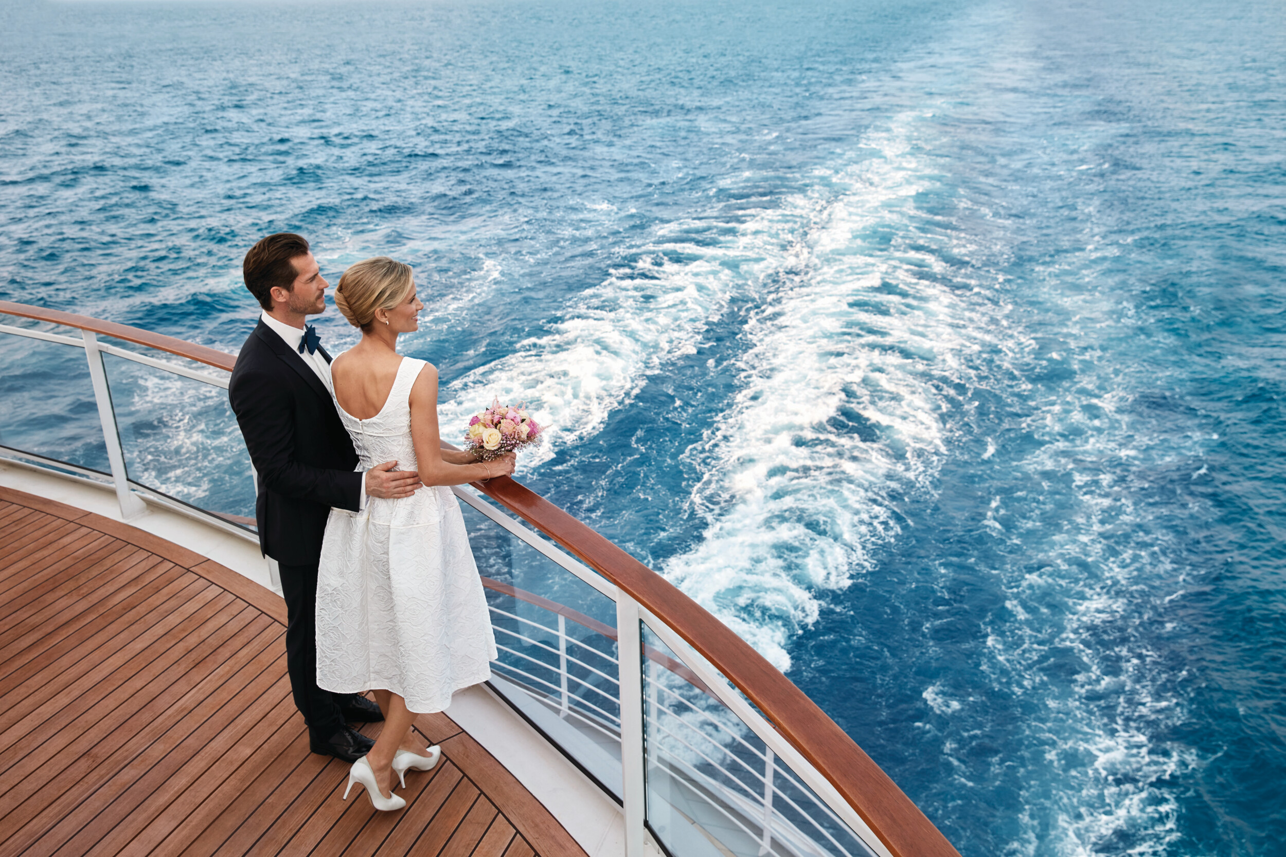 heiraten-an-bord-der-europa-2-paar-reling