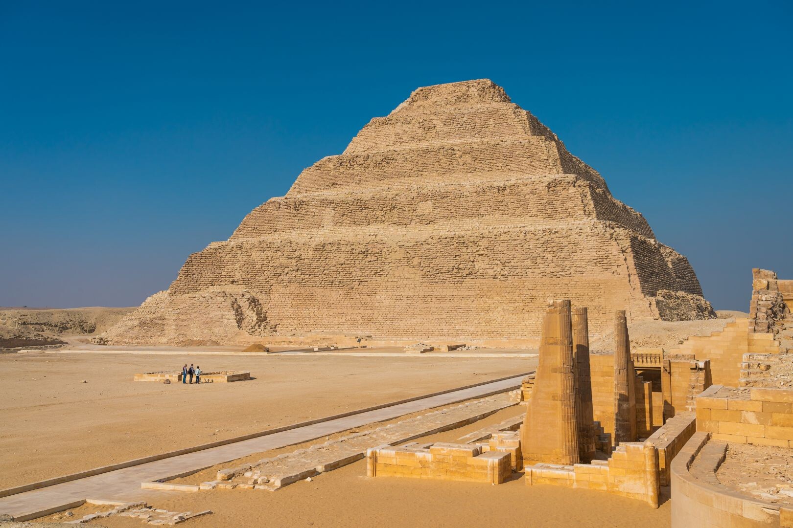 EG_Saqqara-Djoser_oder_Step_Pyramid_die_erste_Pyramide_aus_Ägypten©shutterstock_1683384058.jpg