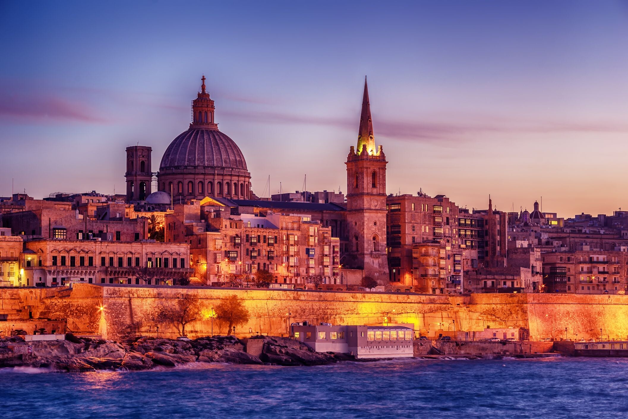 Valletta_by_night_©shutterstock.jpg