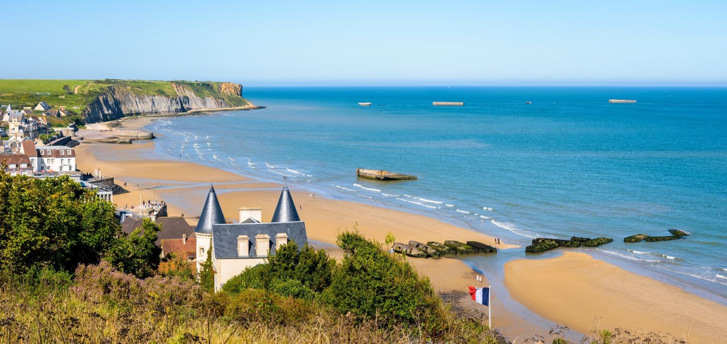 FR_Panoramaaussicht_auf_den_Strand_von_Arromanches_shutterstock_2370093219.jpg