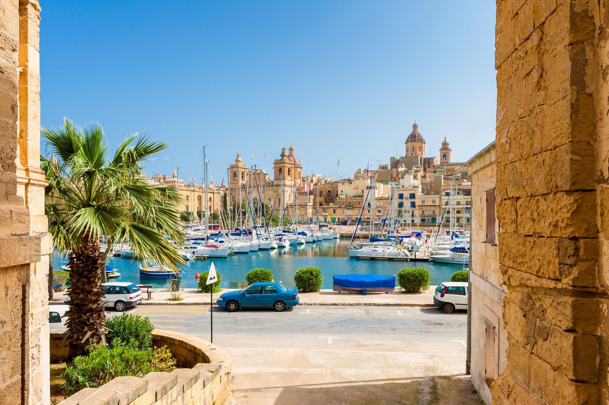 Street_and_Marina_in_Senglea.jpg