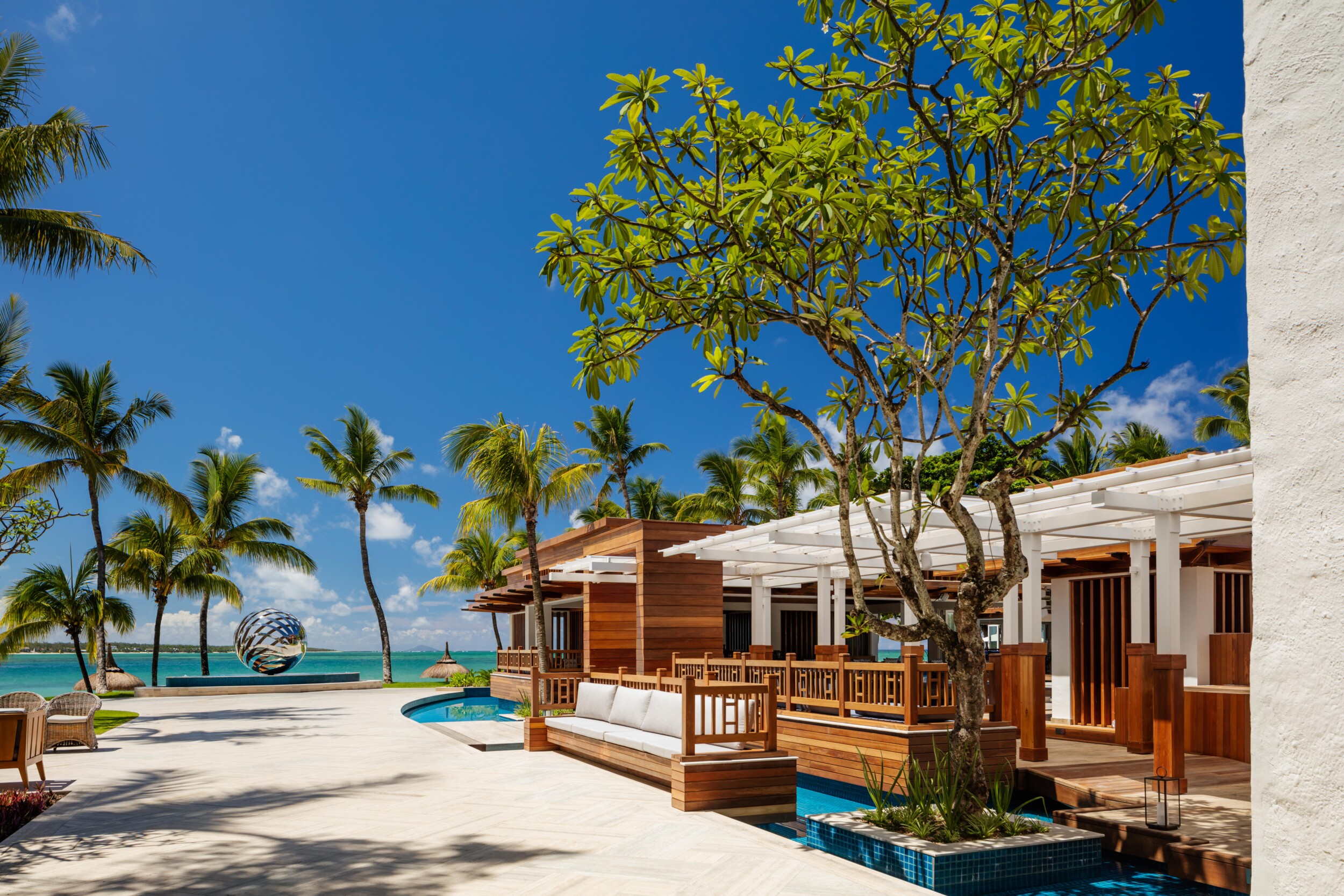 OO_LeSaintG&eacute;ran_F&B_La_Terrasse_Bar_Exterior_Day
