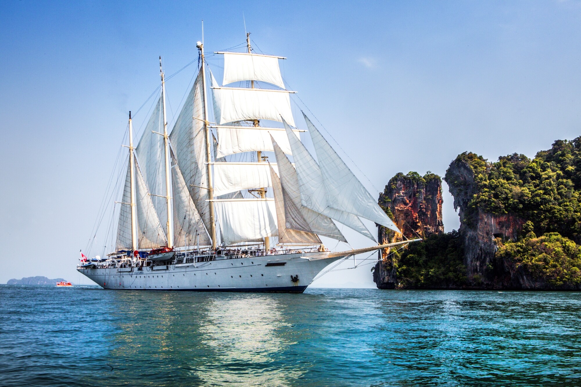 Star Clipper_Au&szlig;enansicht mit Felsen_Star Clippers (1)