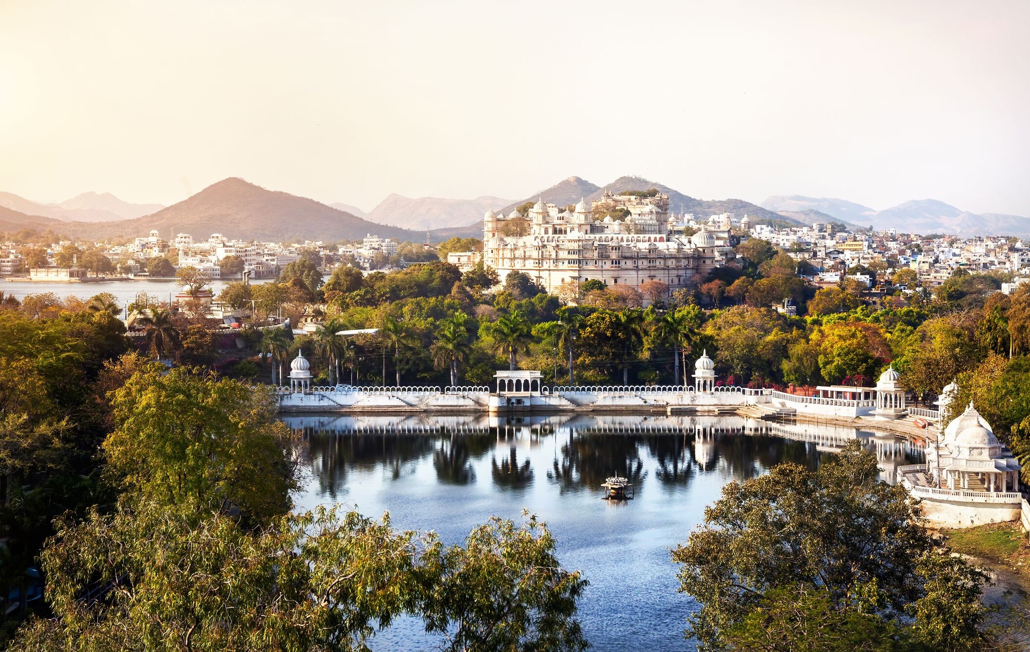 Pichola-See_Udaipur_©shutterstock.jpg