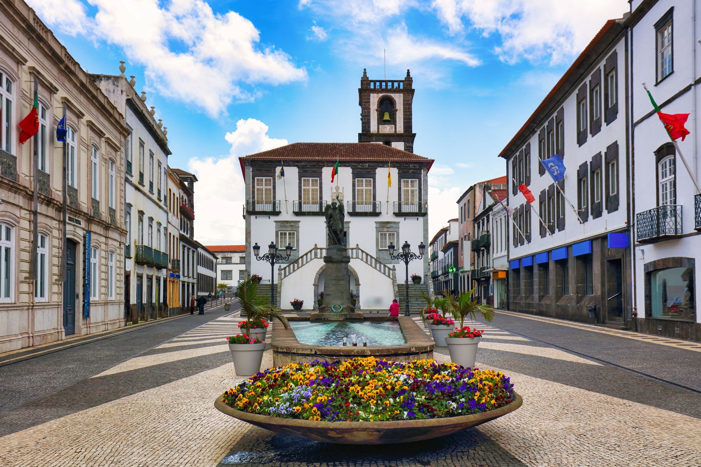 Rathaus_in_Ponta_Delgada,_Azoren_shutterstock_2525849235.jpg
