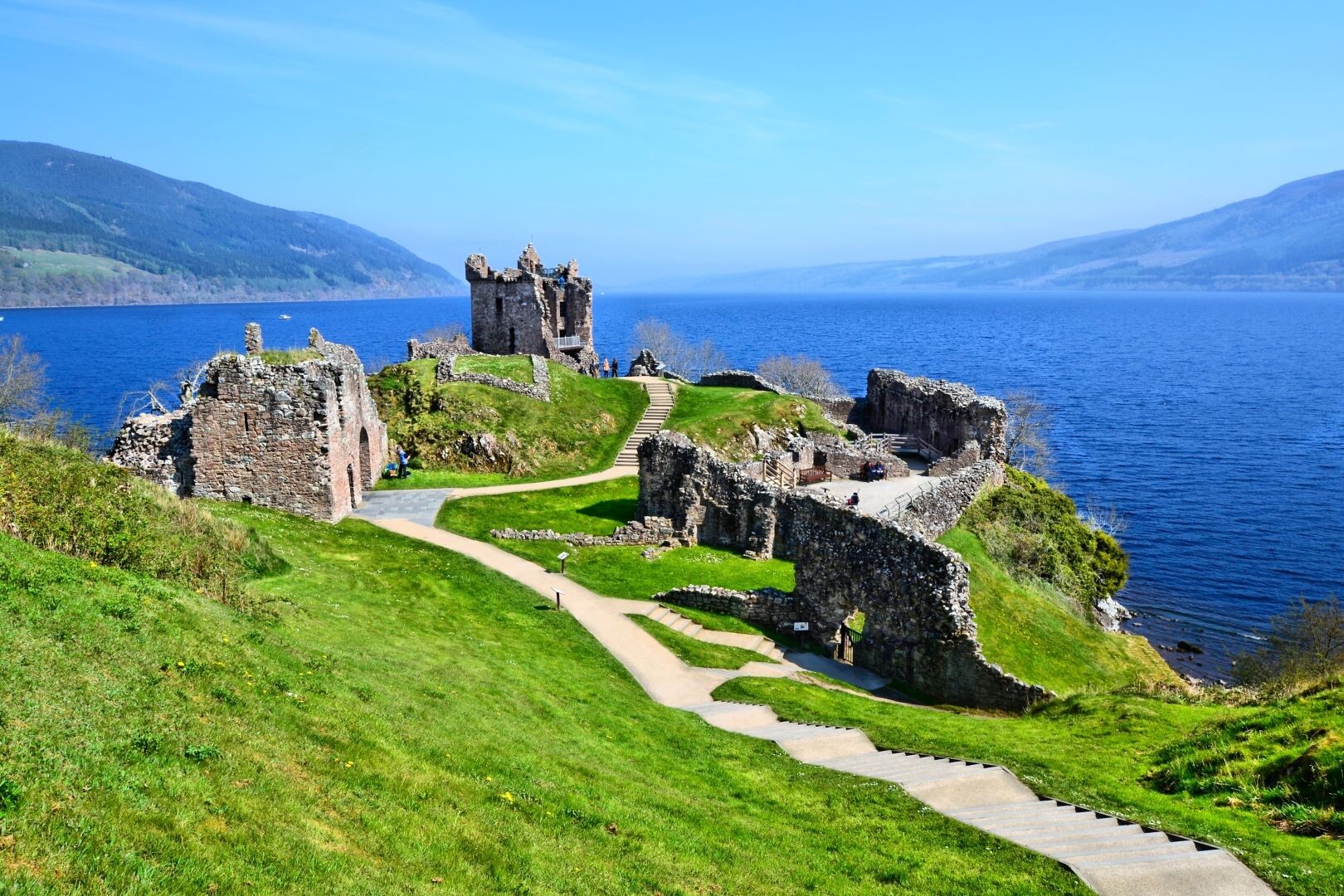 Schottland_Urquhart_Castle_Loch_Ness.jpg