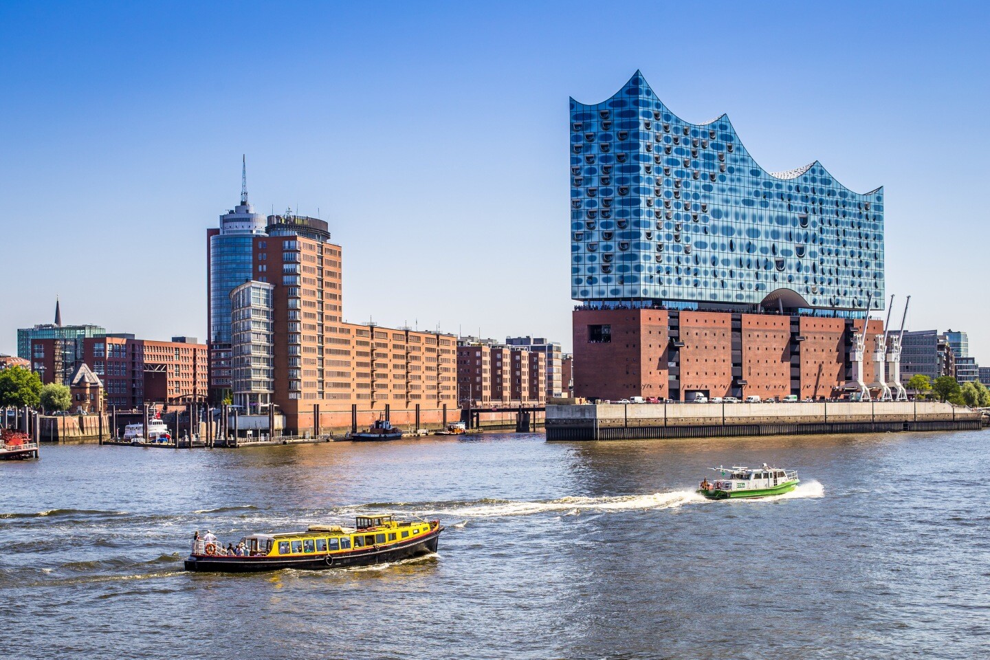 DE_Hamburg_Elbphilharmonie_©Fotolia_217665237_L_(1).jpg