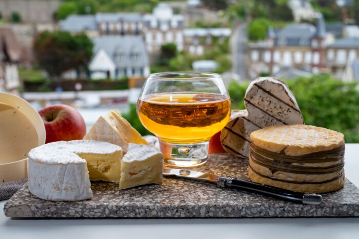 FR_Spezialit&auml;ten_aus_der_Noramndie_Calvados_Camenbert_shutterstock__2172515689.jpg