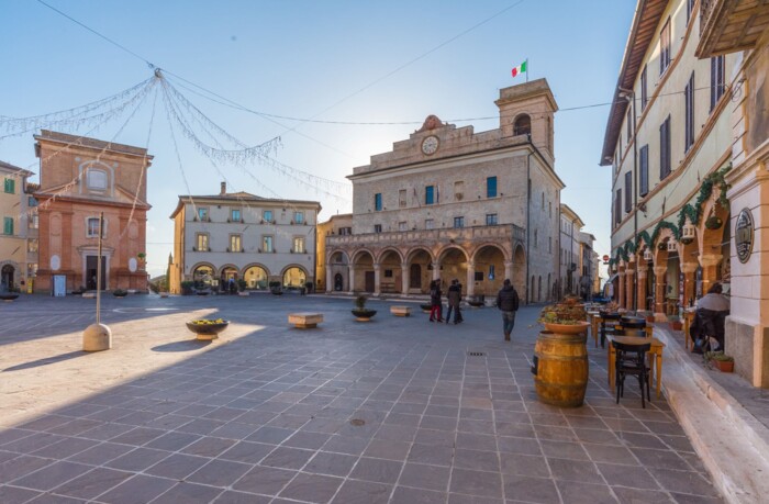 Piazza_del_comune_in_Montefalco©123rf.jpg