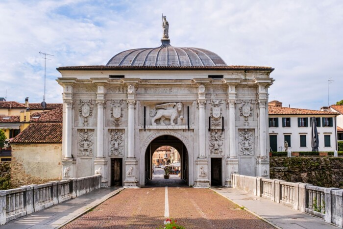 IT_Porta_San_Tomaso_Treviso_iStock-1264780728.jpg
