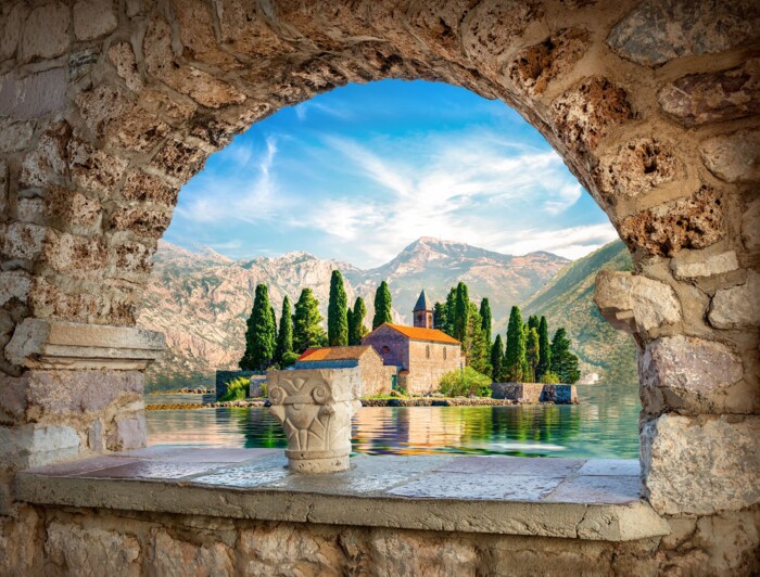 Perast-Kirche-St-George@i-stock.jpg