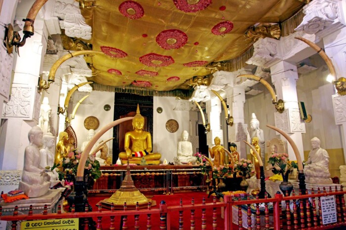 Sri_Lanka_Kandy_Zahntempel.jpg