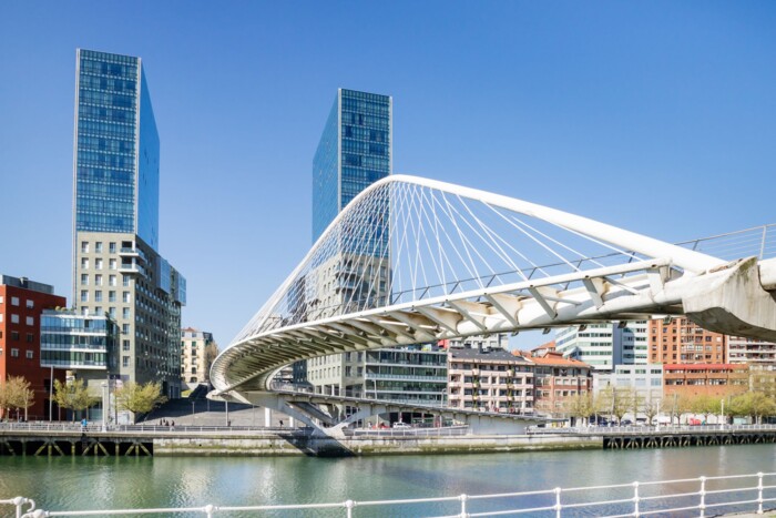 Bilbao-ZubizuriBr&uuml;cke@shutterstock.jpg