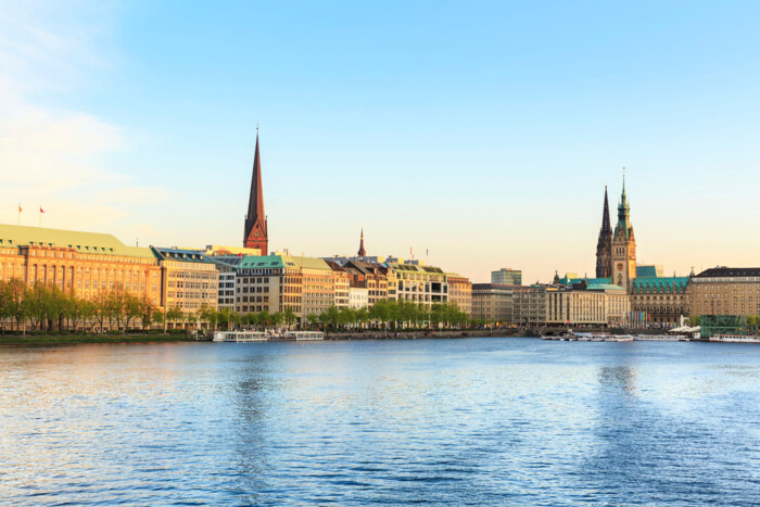 Hamburg_Alster_000020349839&copy;iStock.jpg