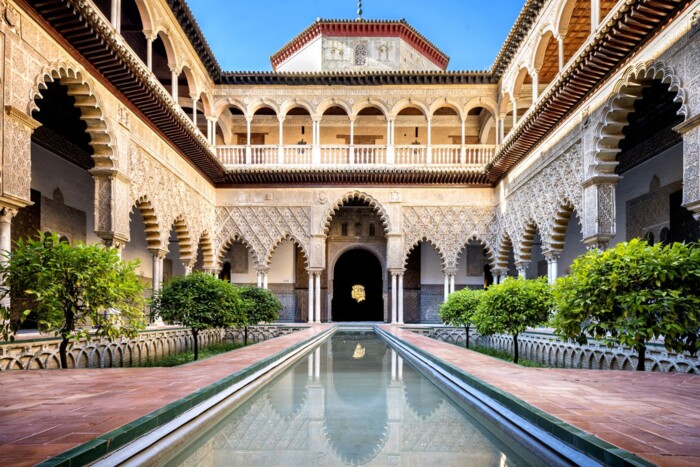 Der_mittelalterliche_K&ouml;nigspalast_Alc&aacute;zar_in_Sevilla_-_(13)_-_Credit_Massimo_Santi_-_stock.adobe.com.jpg